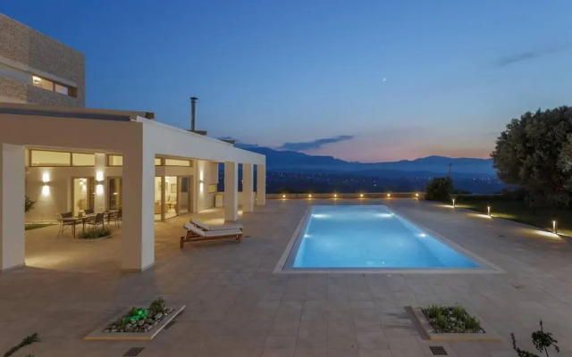 Luxurious 6- Bed Private Villa in Heraklion Crete