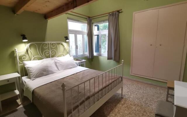 Korakies private traditional house ,2000sqm yard