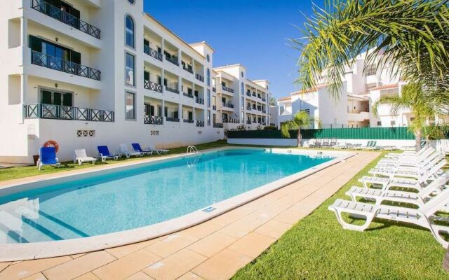 Central Albufeira 2-B Apt, Sleeps 6, Pool, Parking