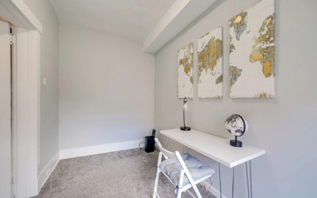 5 Mi to Dtwn: Pittsburgh Apt w/ Balcony