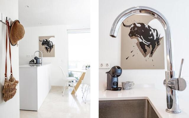 LMR1- Modern penthouse, private pool, families only