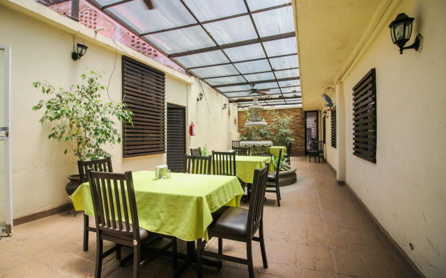 Capital O Hotel Casa Blanca