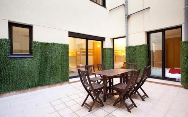 Spacious Apartment for Families Near Park Guell