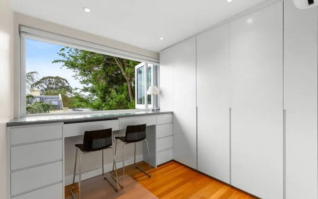 Elegant 1-bed With Study by Balmain Wharf