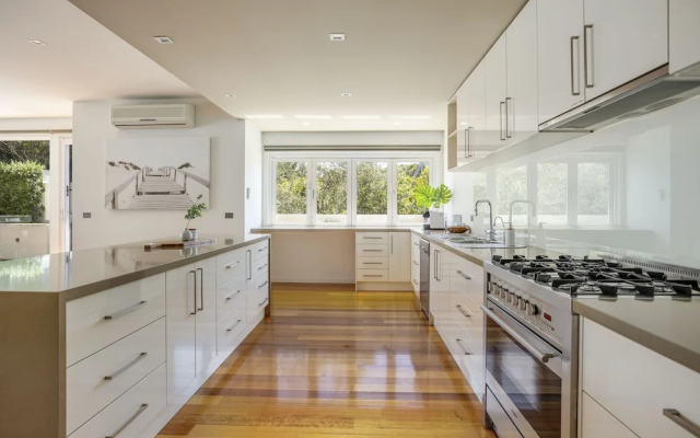 The Sanctuary: Stunning. Hot tub spa + Linen