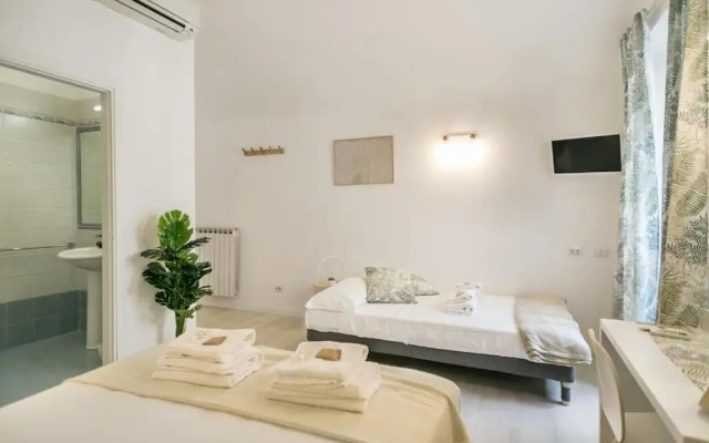 White Candia Guesthouse