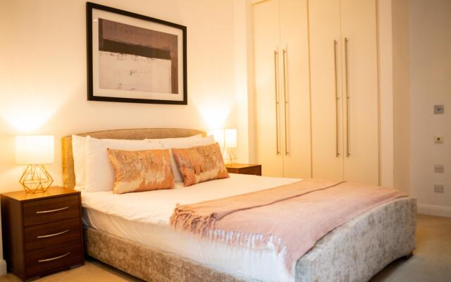 One Bed Apartment in South Quay, Canary Wharf