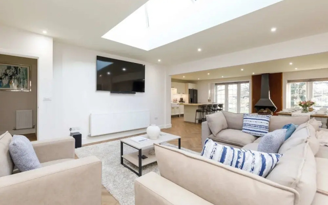 Beautiful 4-bed Close to South Downs Goodwood