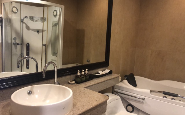 Kanok Buri Resort