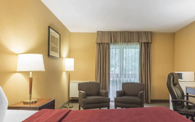 Jolly Roger Inn & Resort