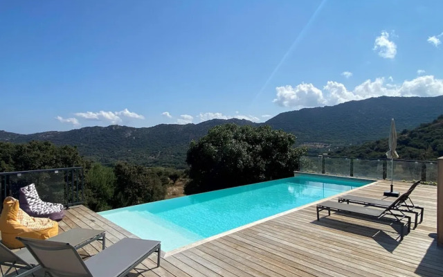 Beautiful Villa With Pool and sea View