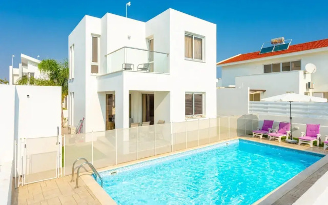 Colonian Villa in Perivolia