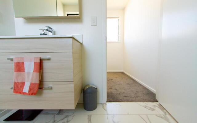1 Bedroom Gem with Hagley Park at Your Doorstep – Bathroom – Christchurch