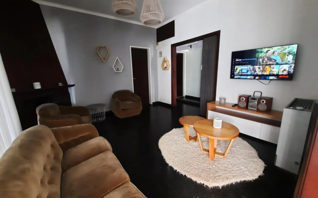 Casa c/amplio jardín, garage y parrilla.