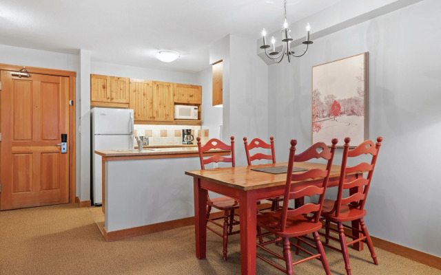 TOP FLOOR in Panorama Resort | TRUE Ski In/Out | Indoor Access to Pool & HotTubs