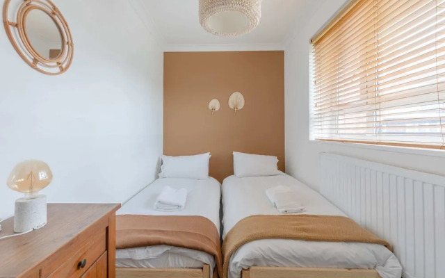 Spacious 3BD Flat, Close to Tube - Fulham!