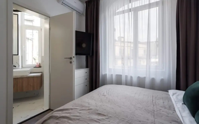 Elegant & Bright 2BR Condos - Steps from Old Town
