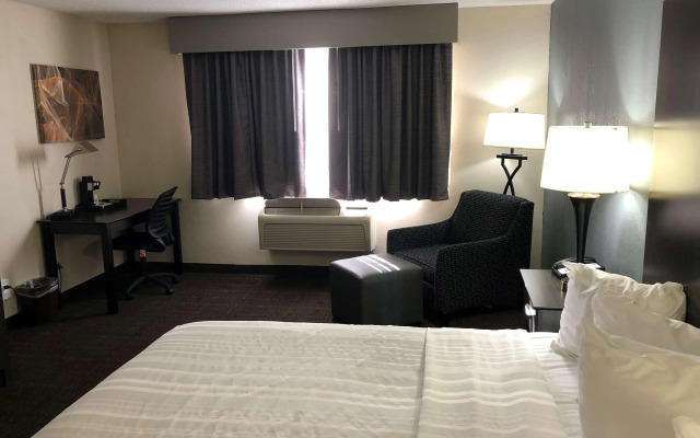 Baymont by Wyndham Chester IL Hotel