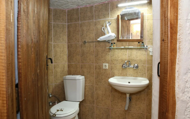 Yasin's Place Backpackers Cave Hotel
