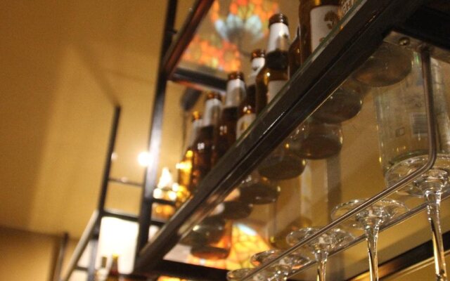 Ol'Masta Hotel & Lounge
