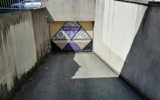 Nicolas III, parking privé, Netflix, balcon