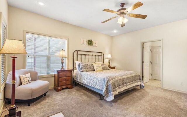 Honey Bee Inn w - Communal Amenities & More!