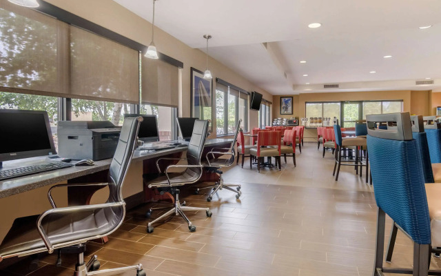 Comfort Suites Speedway - Kansas City