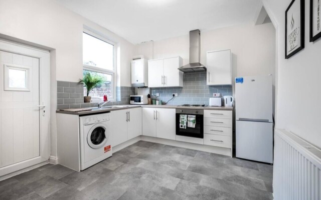 Modern Spacious 2 Bedroom House in Leigh