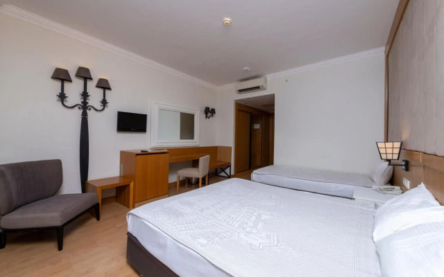 Lake & River Side Hotel & Spa
