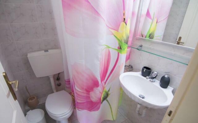 Avra Comfort Rooms
