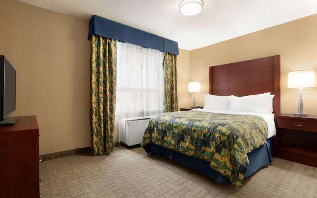 Travelodge by Wyndham Oshawa Whitby