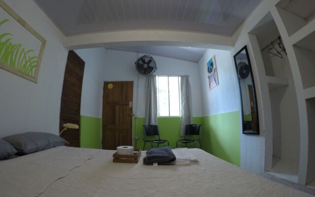 Esterillos Beach House Hostal