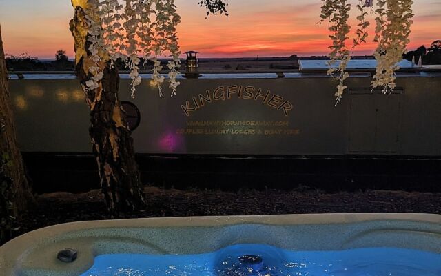 Narrowboat With Hot Tub, Spa, Cruising And More