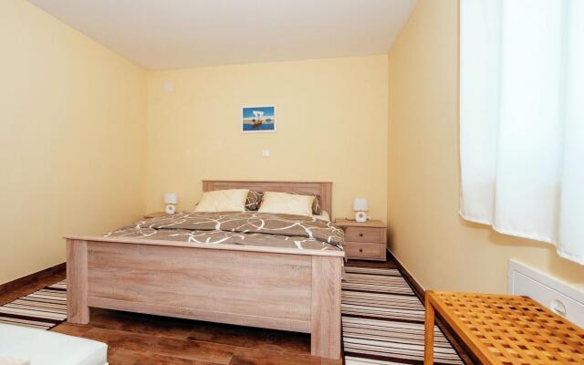 Spacious Holiday Home in Pakoštane near Sea