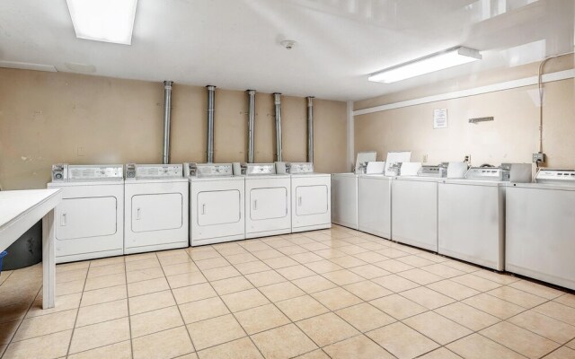 Spacious Condo - Walk to Shuttle