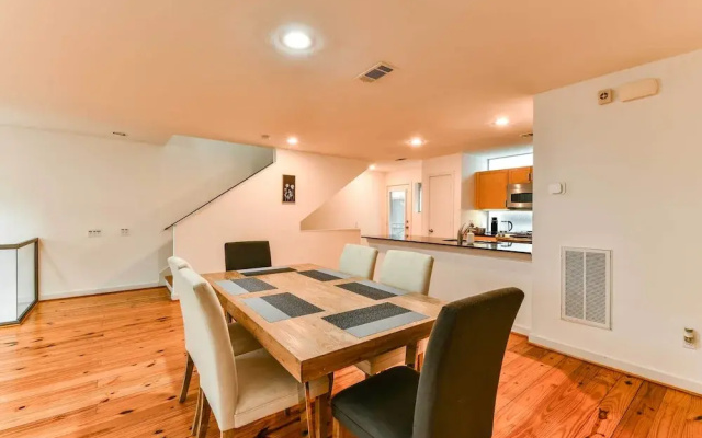 Modern Houston Townhome: 5 Miles to Downtown!