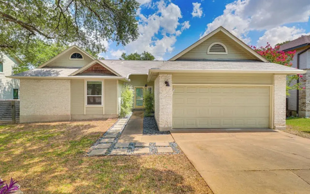 Deck & Greenbelt Access: Lovely Austin Home