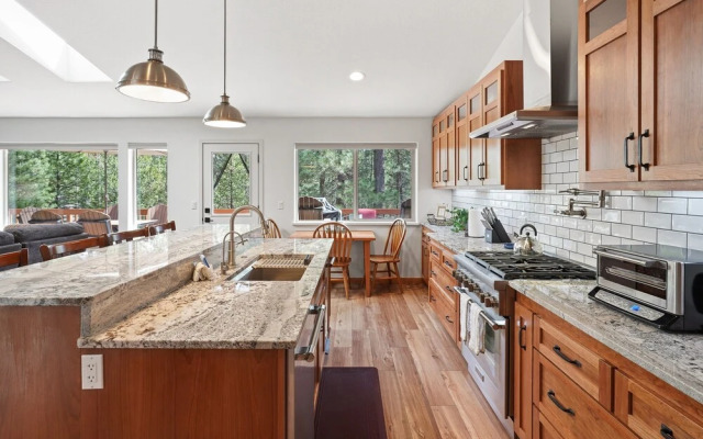 Super Coop 5 Bedroom Home by RedAwning, Bend