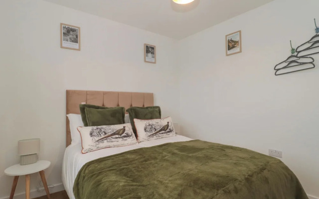 Cotswold Outlet Coach House