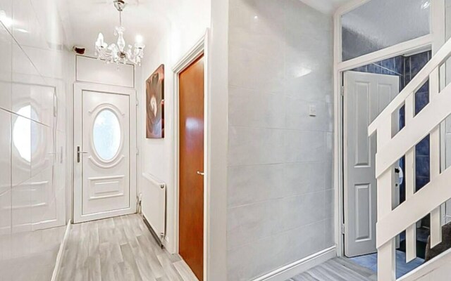 Stunning 7-bed Detached House in Luton With Parkin