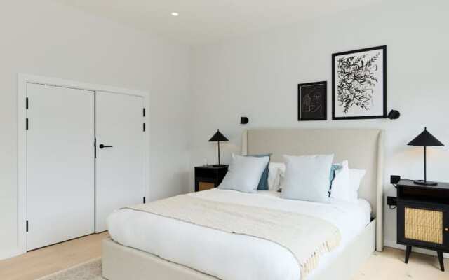 The Brondesbury Hideaway - Stylish 3bdr Flat With Balcony Parking