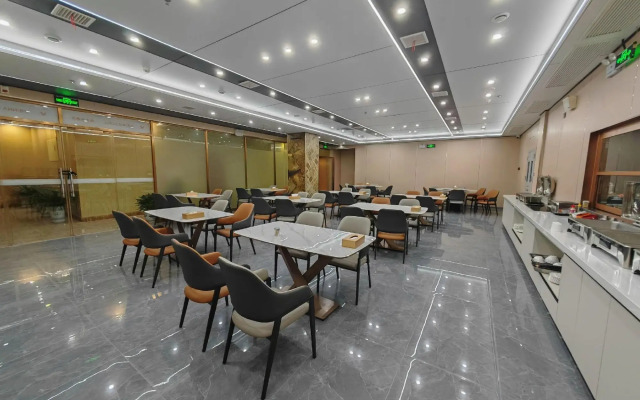 Vienna Hotel (Changsha Ningxiang West High-speed Railway Station Emerald Lake Store)