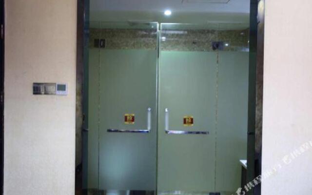 Super 8 Hotel (Hengyang Nanyue Archway)