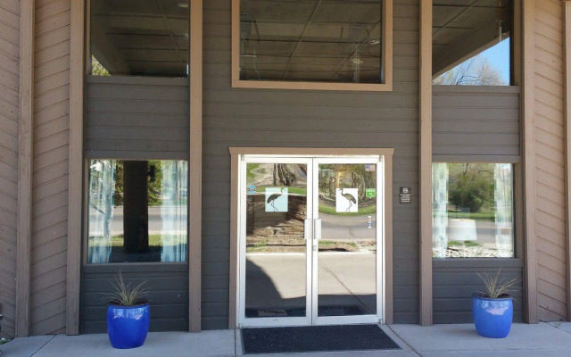 Sandhill Inn & Suites