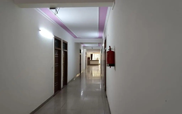 OYO 16721 Divine Hotel