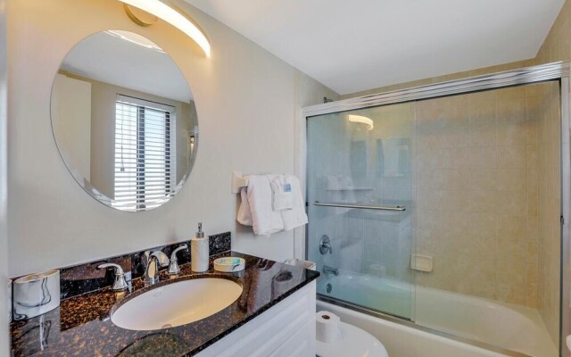 Inviting Beachfront Condo With Pool, spa and Views