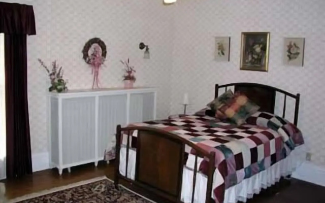 Chestnut Charm Bed & Breakfast