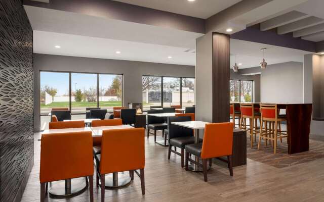 La Quinta Inn & Suites by Wyndham St Louis Route 66