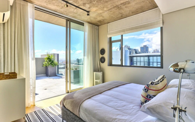 Penthouse With Rooftop Pool and Bbq Area
