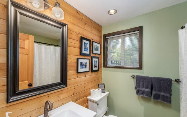 Pine Acres 4 Bedroom Home by NW Comfy Cabins by RedAwning